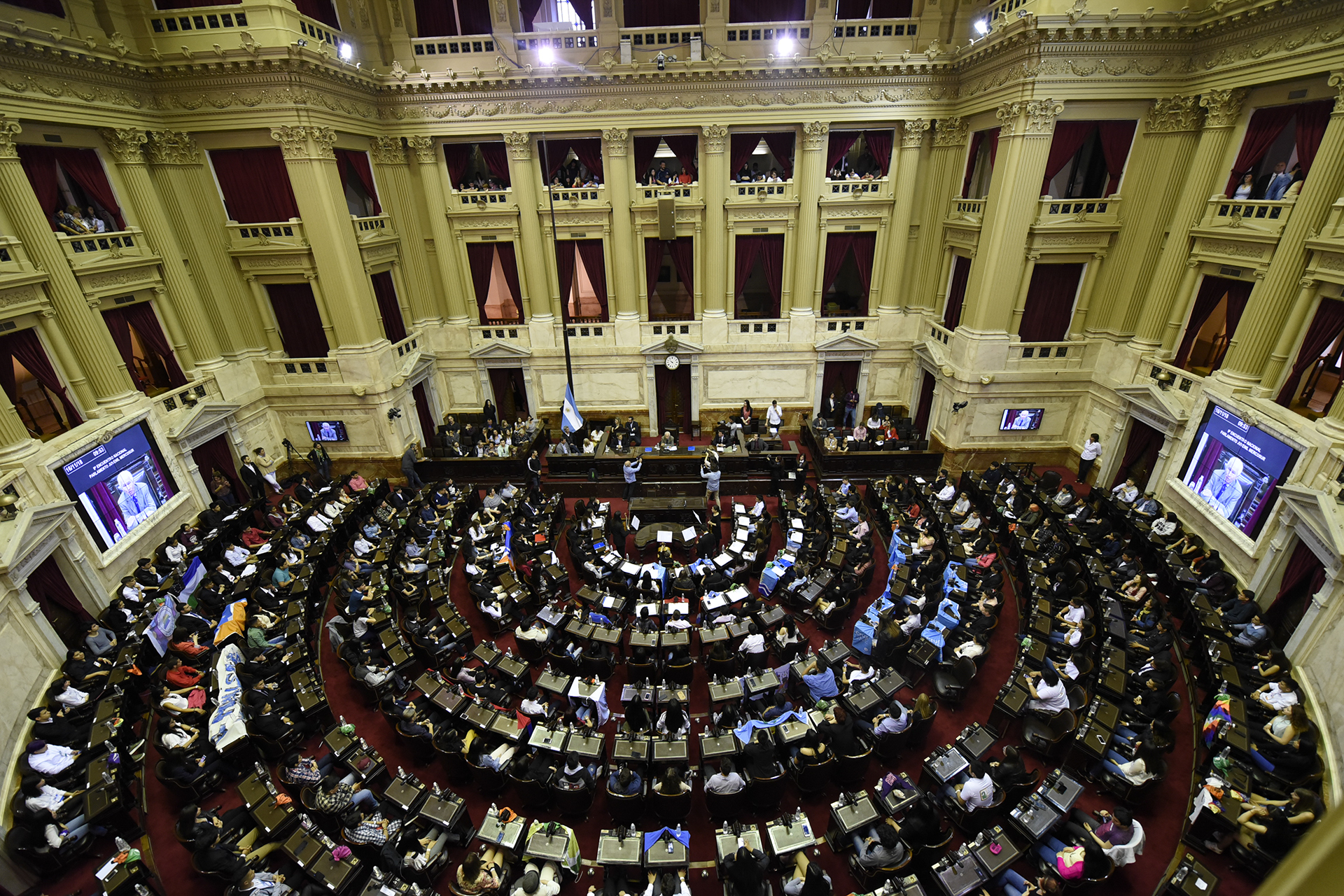 Galeria de imagenes de la noticia ESTUDIANTES SECUNDARIOS DE TODO EL PAÍS SESIONARON EN EL CONGRESO DE LA NACIÓN